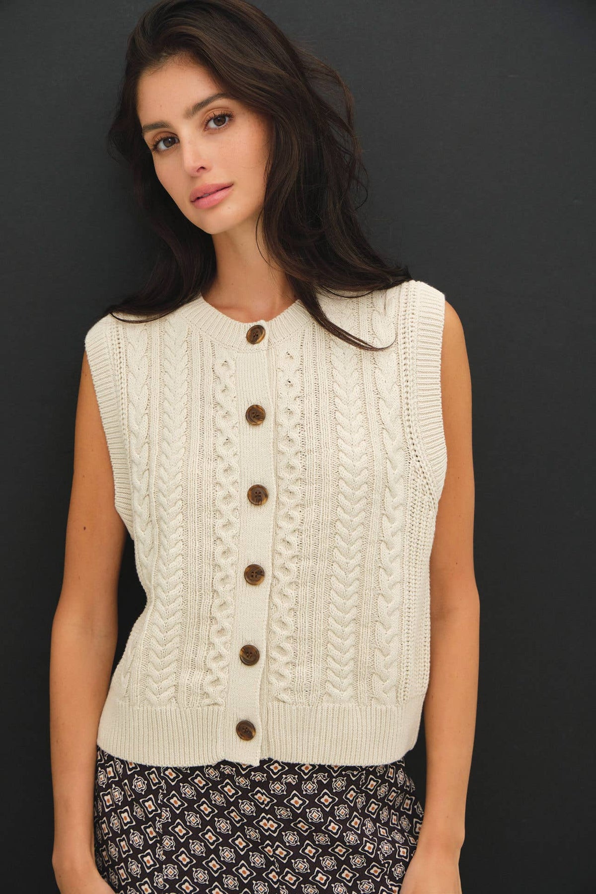 CLASSIC CABLE KNIT BUTTON UP SWEATER VEST : IRIS / L