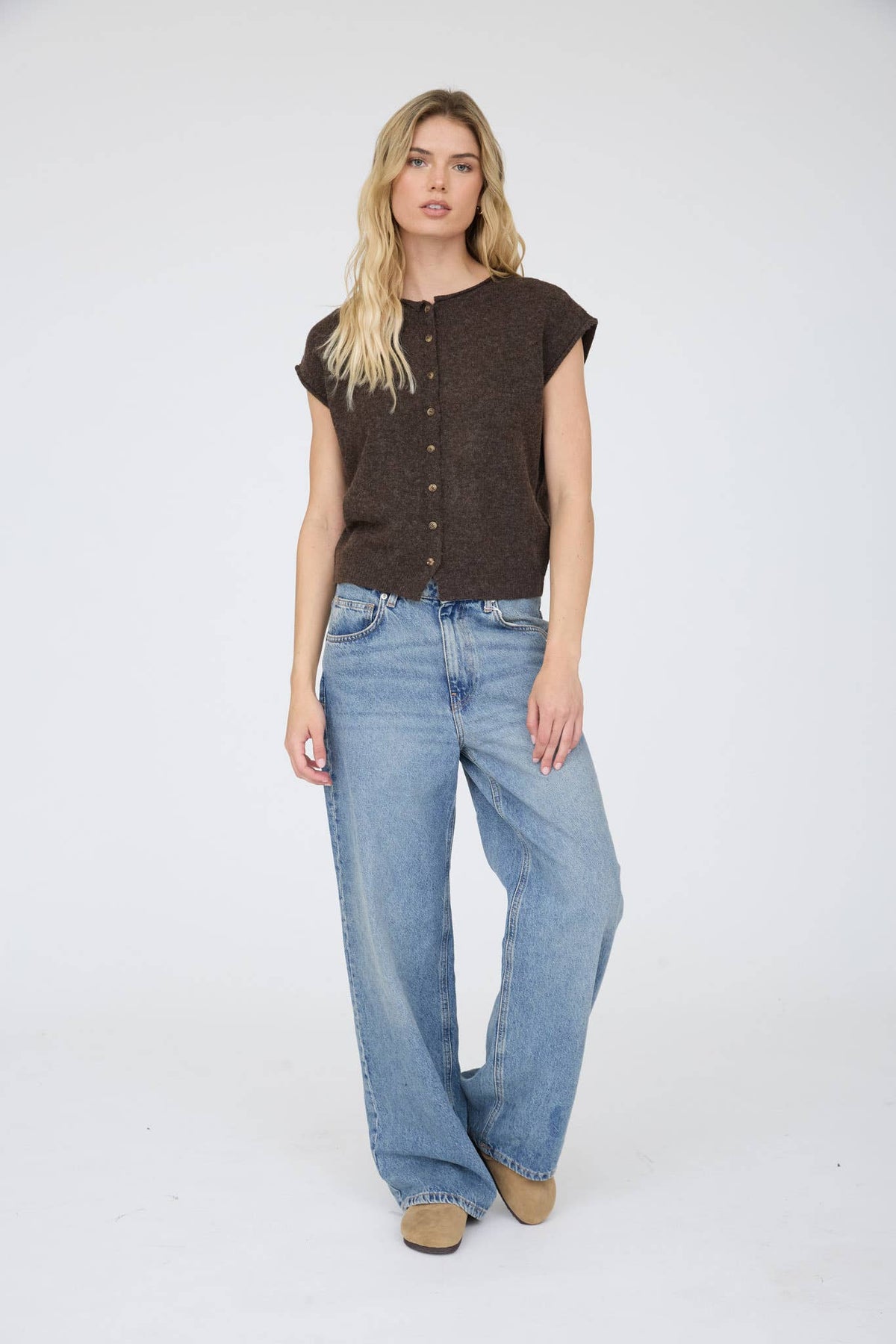 RAW EDGE SLEEVELESS LIGHTWEIGHT CARDIGAN: CHOCOLATE BROWN