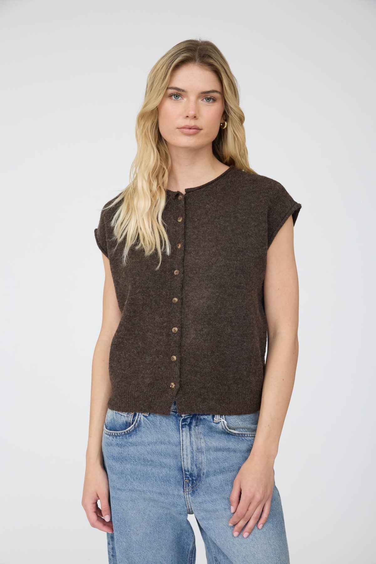 RAW EDGE SLEEVELESS LIGHTWEIGHT CARDIGAN: CHOCOLATE BROWN