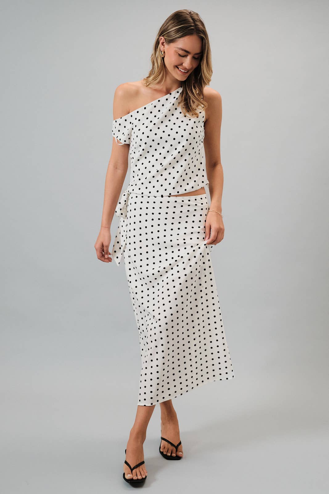 Hannah OFF SHOULDER SIDE TIE POLKA DOT TOP: WHITE-BLACK DOT / L