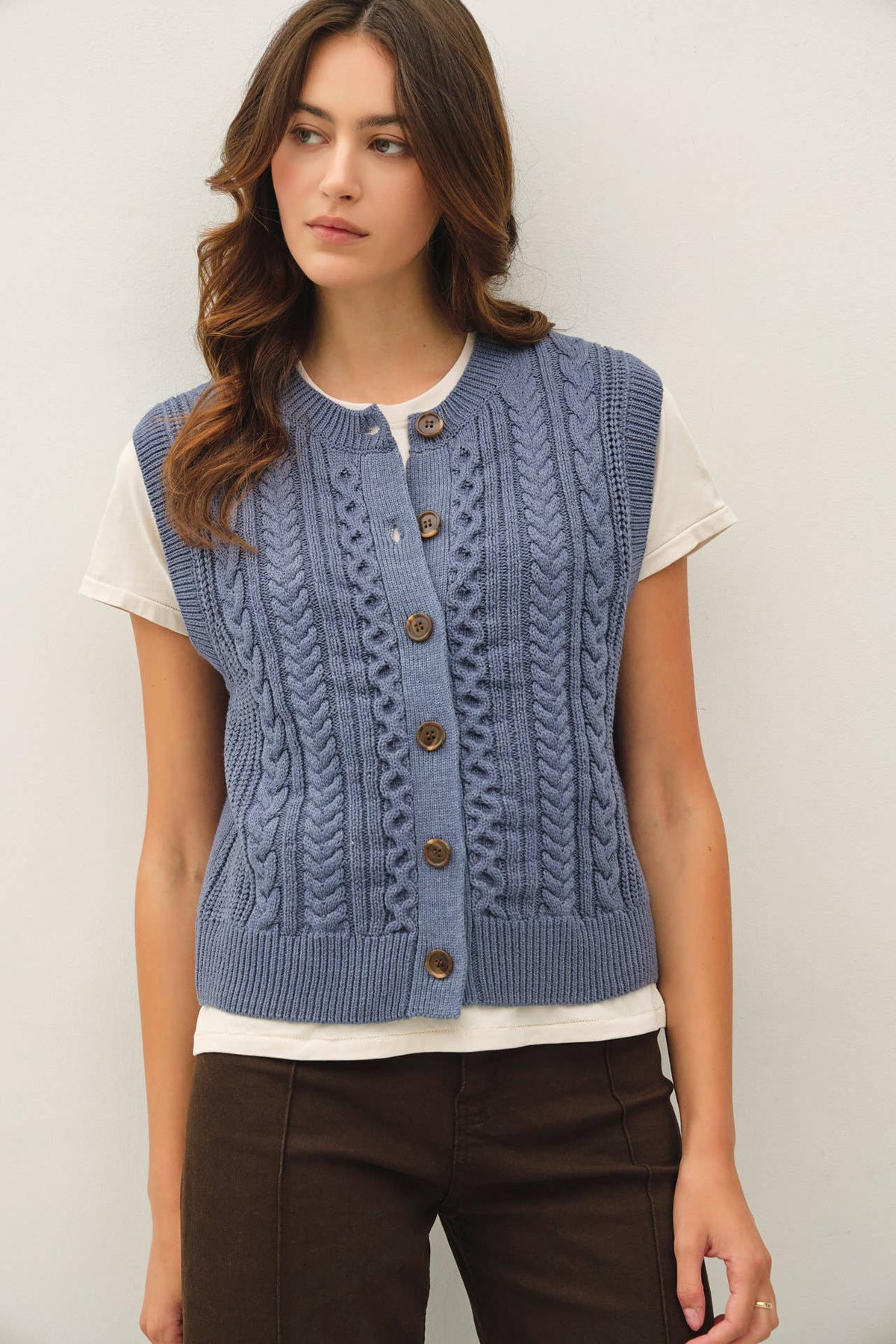 CLASSIC CABLE KNIT BUTTON UP SWEATER VEST : IRIS / L