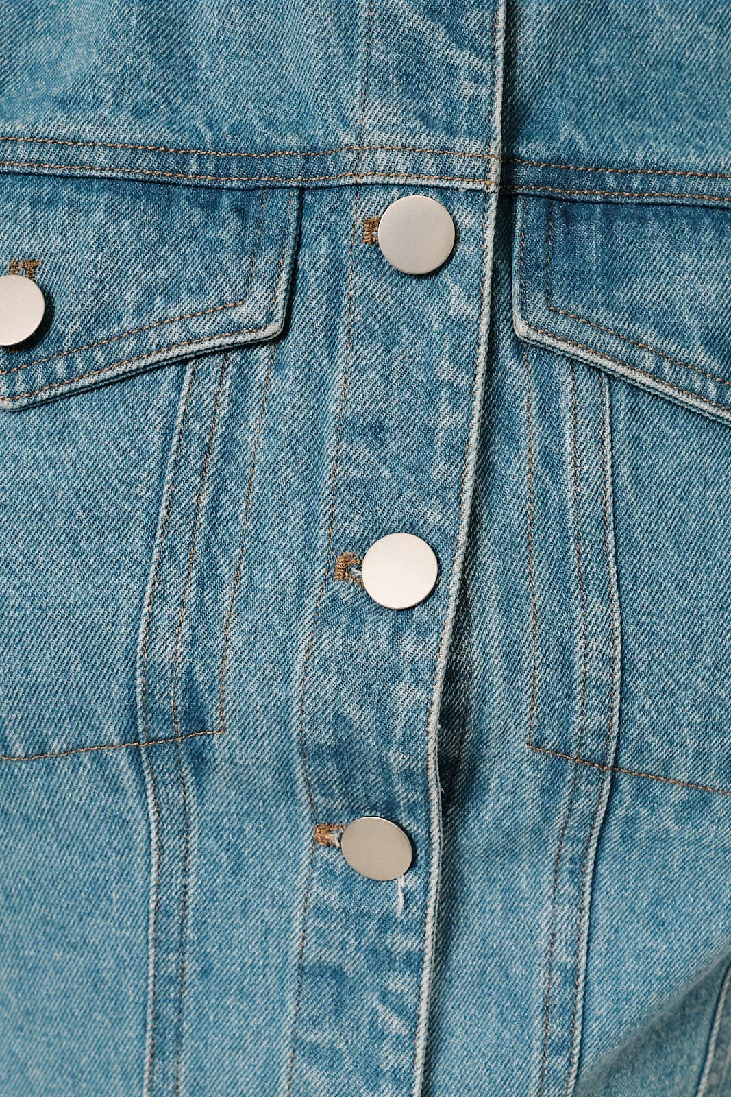 ROUND NECK SLEEVELESS BUTTON DOWN DENIM TOP: DENIM / M