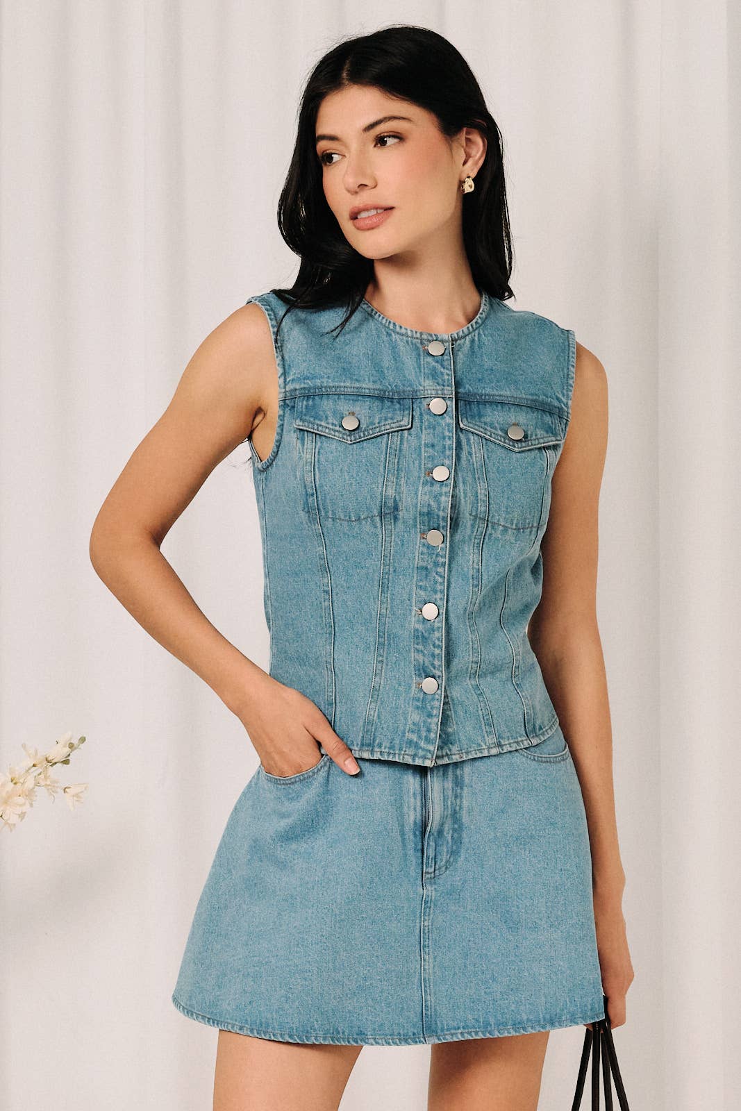 ROUND NECK SLEEVELESS BUTTON DOWN DENIM TOP: DENIM / M
