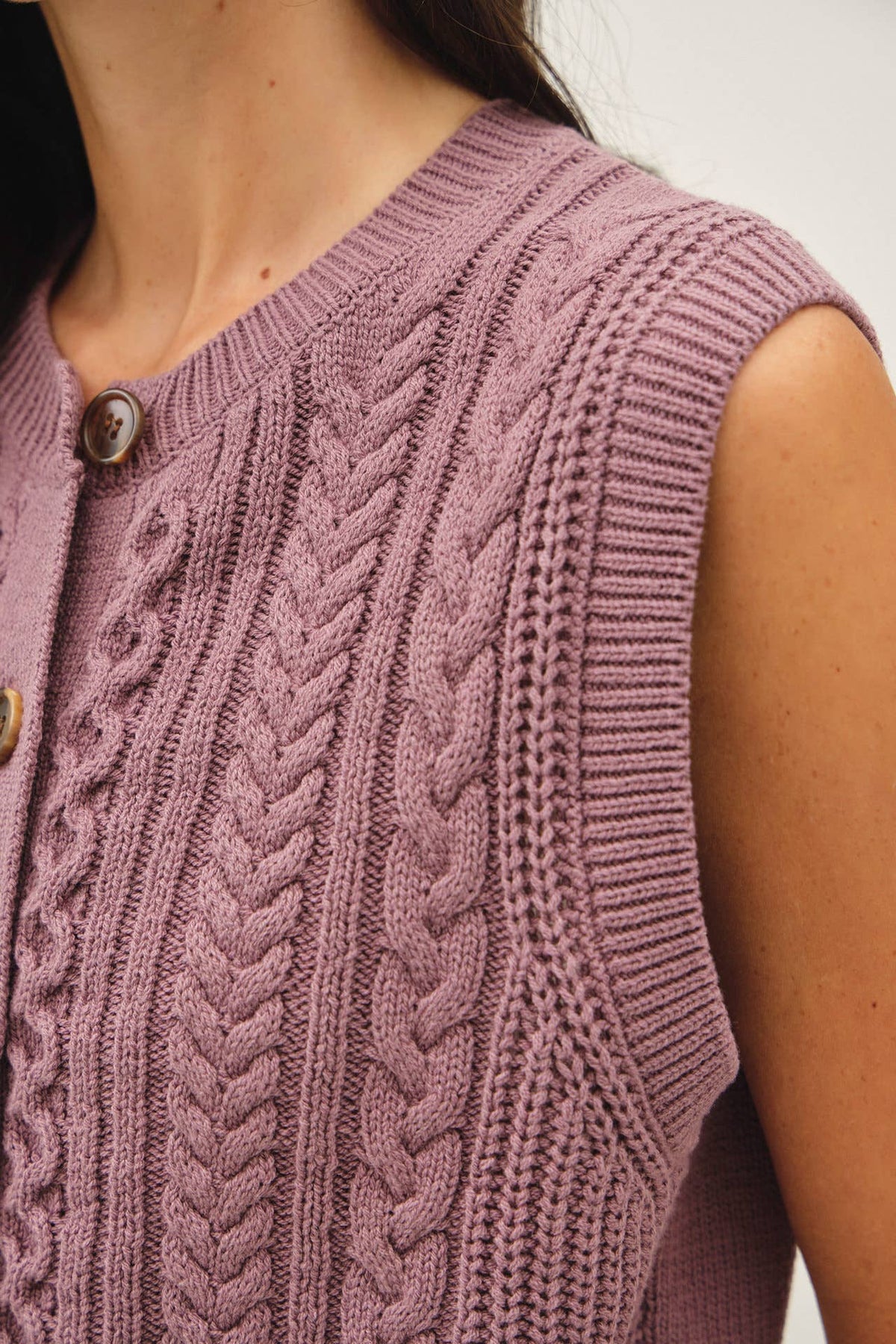 CLASSIC CABLE KNIT BUTTON UP SWEATER VEST : IRIS / M