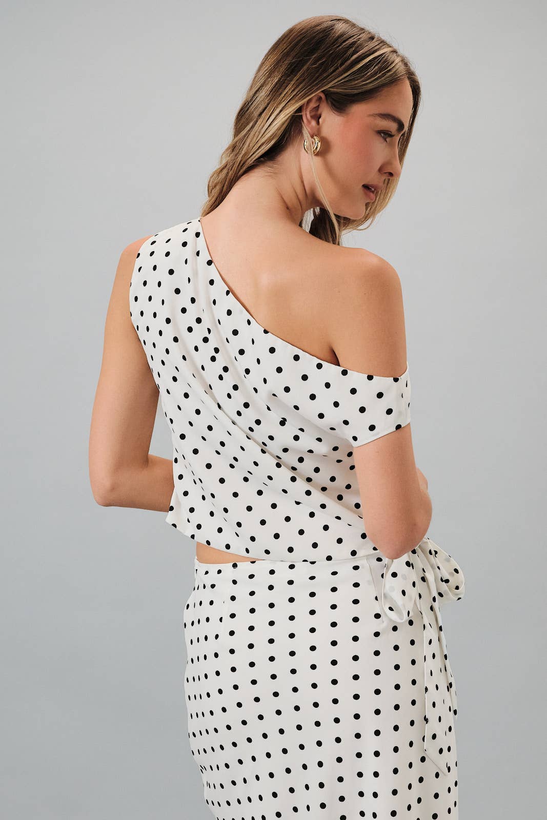 Hannah OFF SHOULDER SIDE TIE POLKA DOT TOP: WHITE-BLACK DOT / M