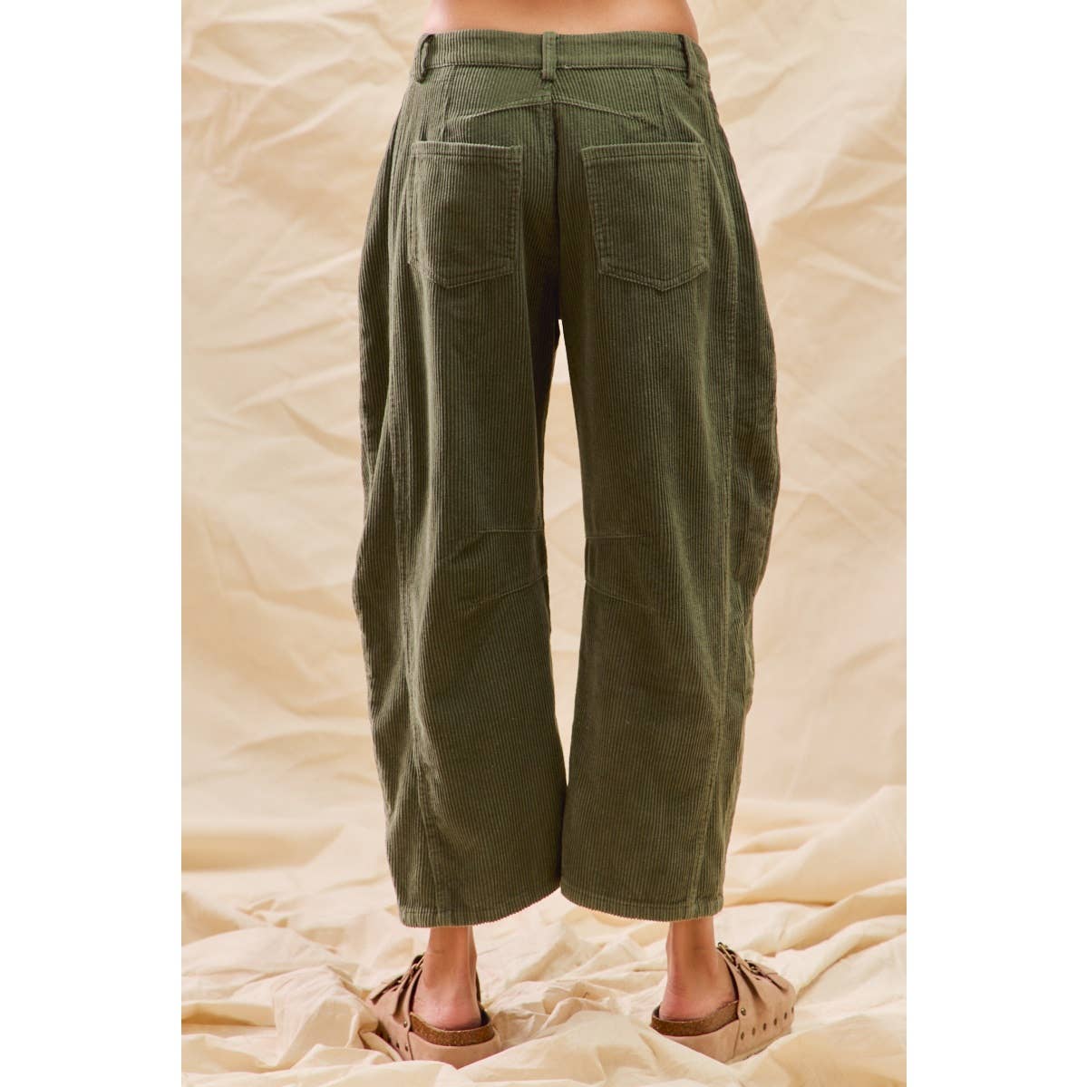 MID RISE CORDUROY BARREL PANTS: BLACK / M