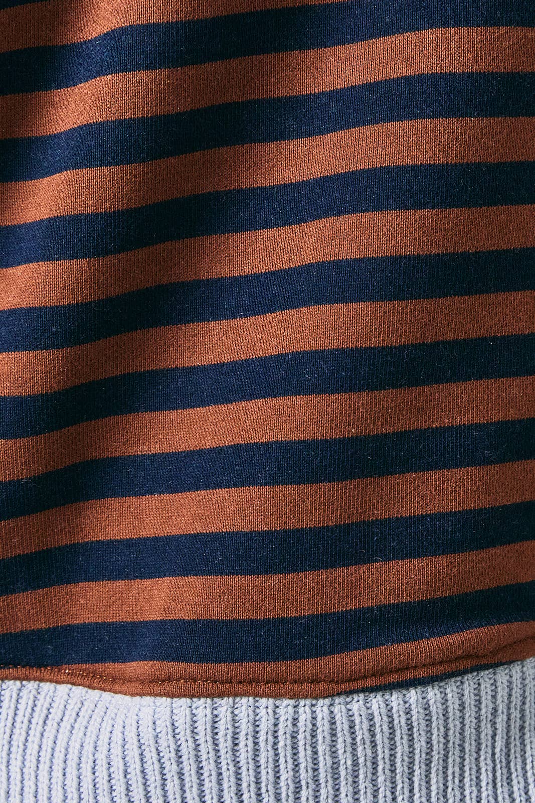 STRIPE PULLOVER WITH SWEATER SLEEVES: BROWN-NAVY STRIPE / M