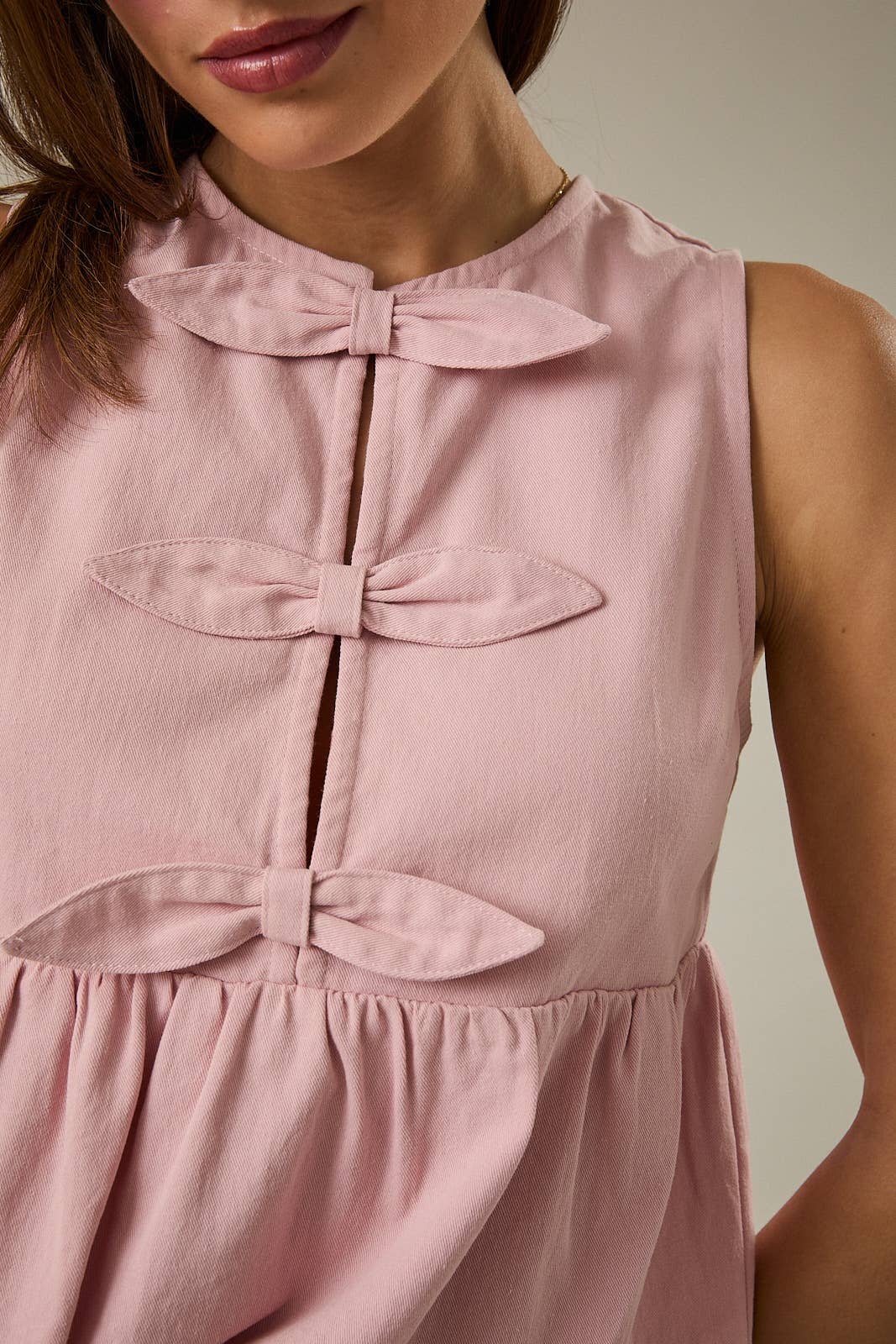 Abigail ROUND NECK SLEEVELESS FRONT BOWS TWILL TOP: Pink / M