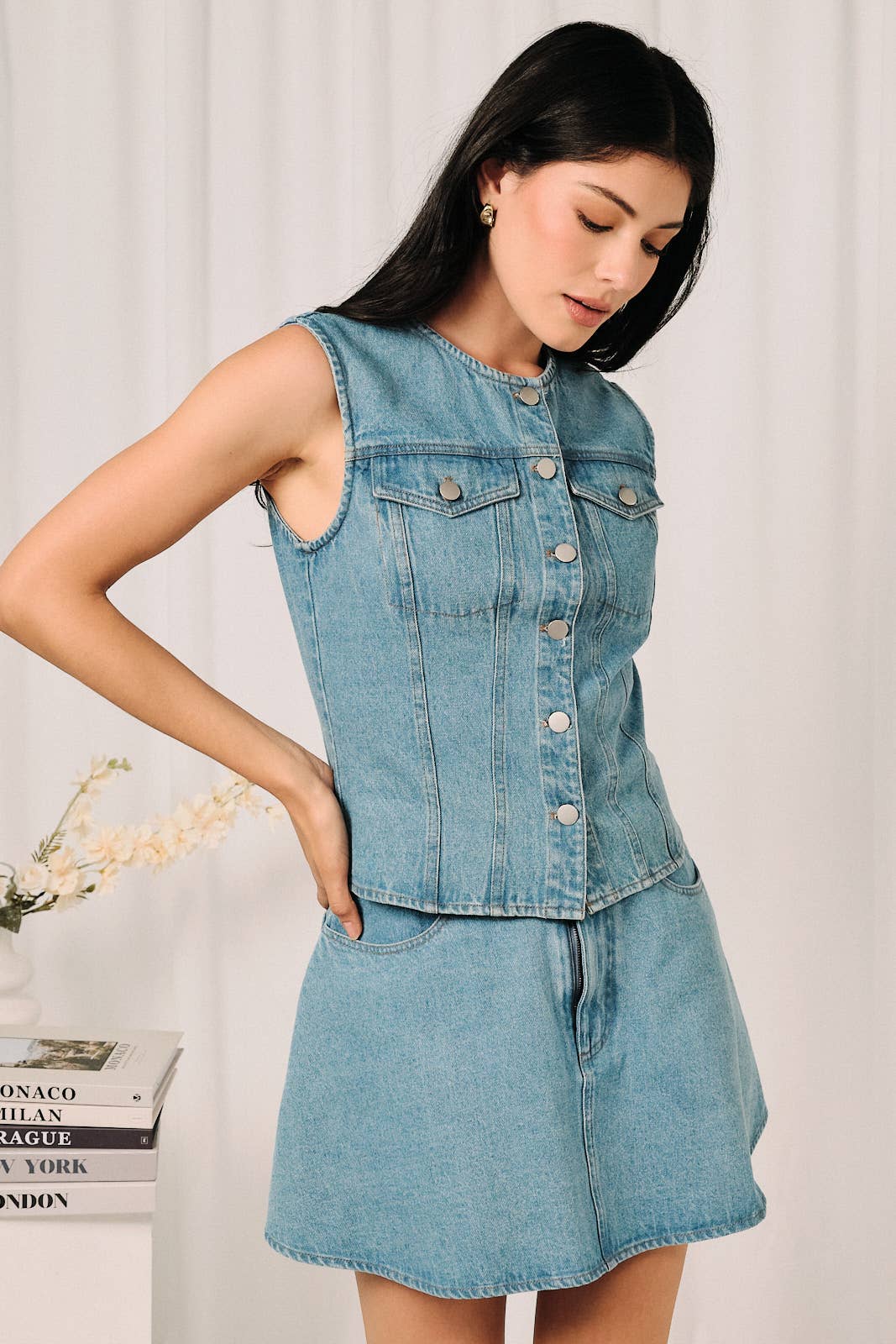 ROUND NECK SLEEVELESS BUTTON DOWN DENIM TOP: DENIM / L