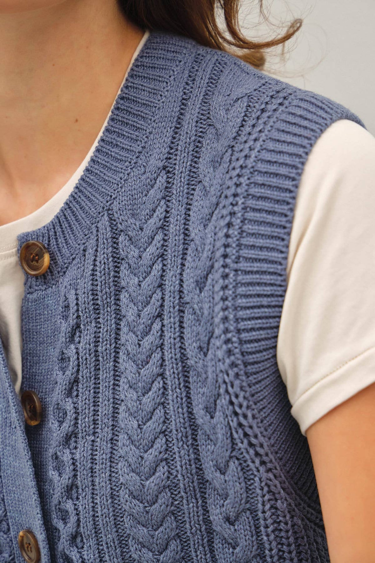 CLASSIC CABLE KNIT BUTTON UP SWEATER VEST : IRIS / S