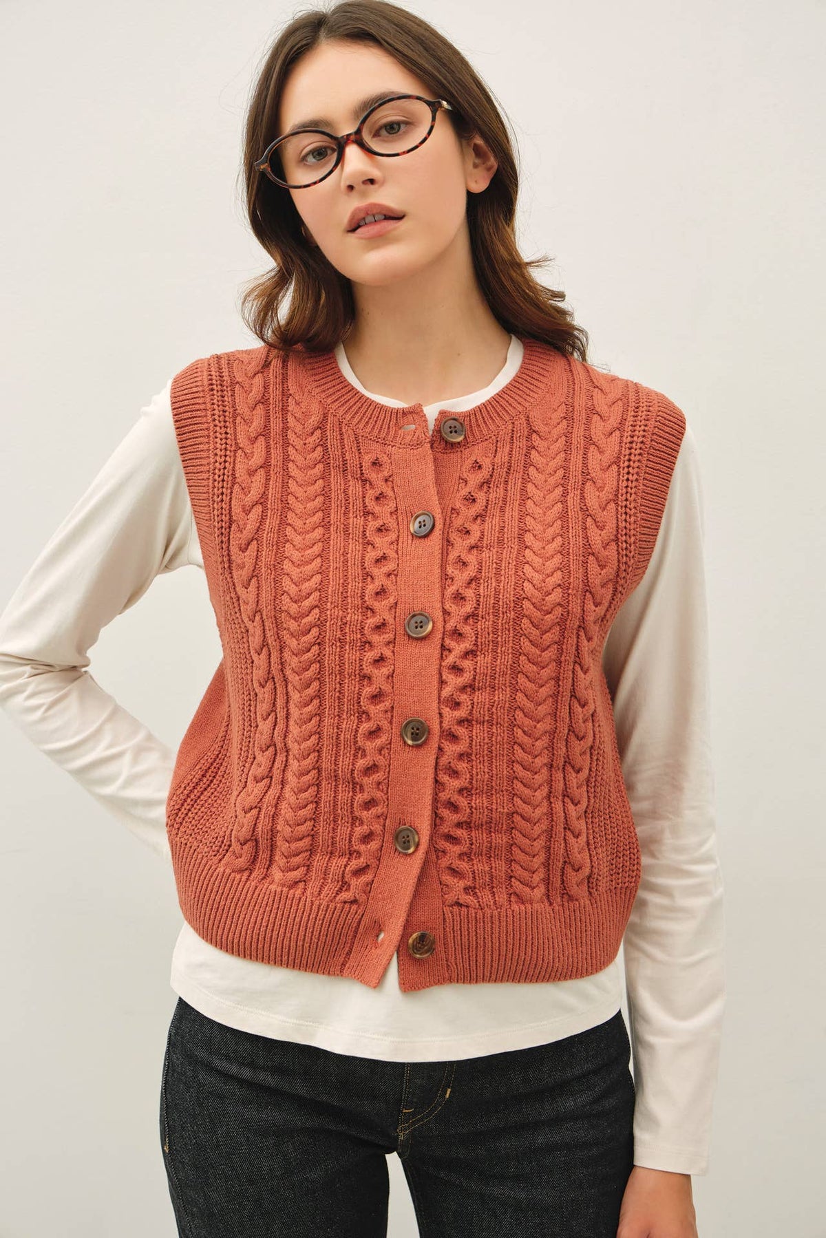 CLASSIC CABLE KNIT BUTTON UP SWEATER VEST : IRIS / L
