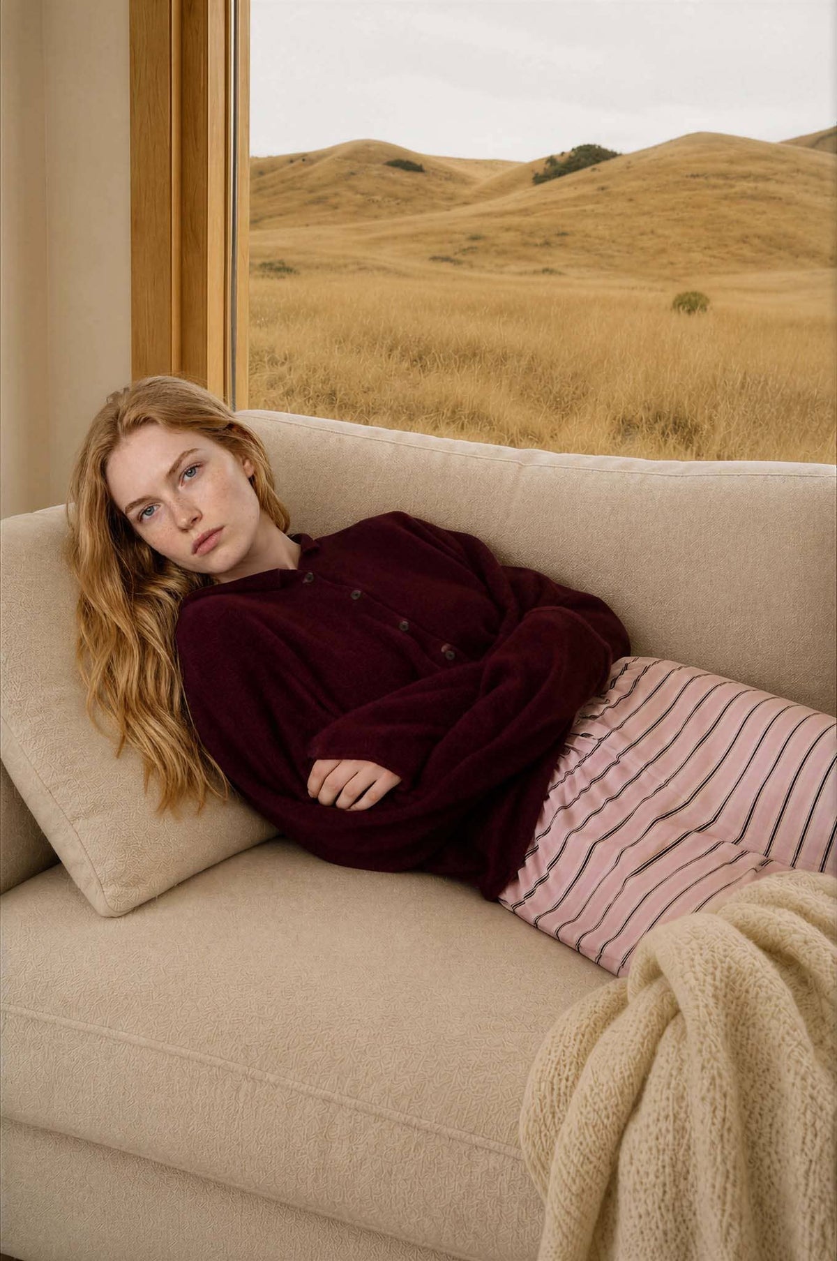 LIGHTWEIGHT BUTTON DOWN KNIT CARDIGAN: Burgundy