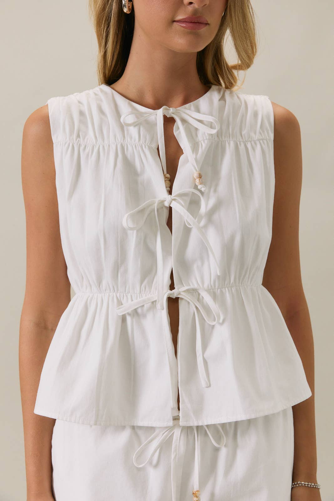 Anna FRONT TIE CINCHED LINEN TOP WITH FRONT TIES AND BEAD TRIM: OFF WHITE / S