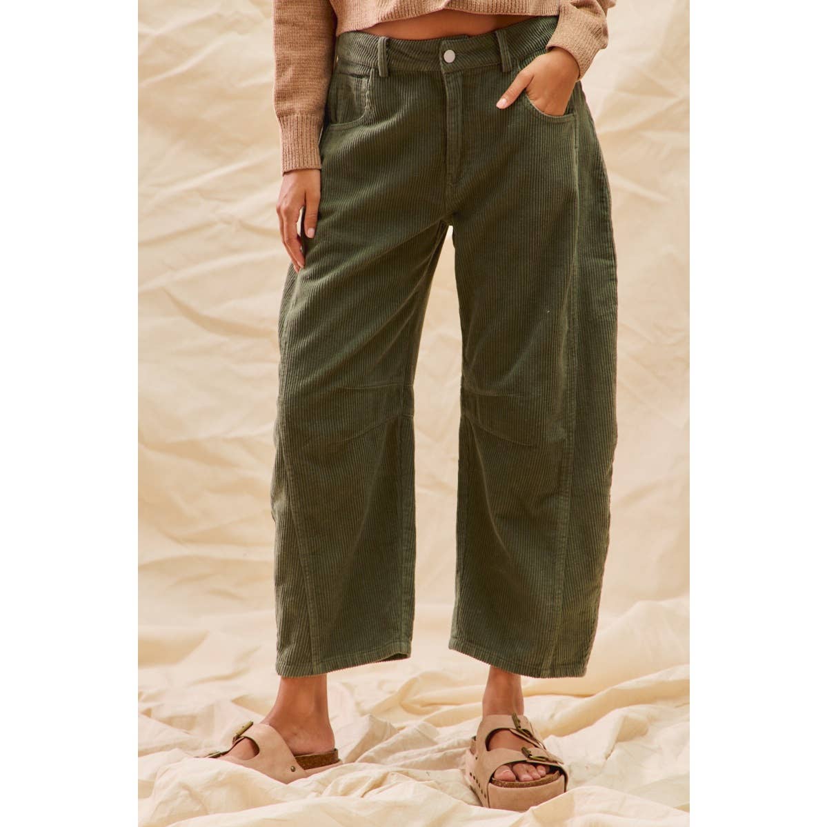 MID RISE CORDUROY BARREL PANTS: BLACK / M
