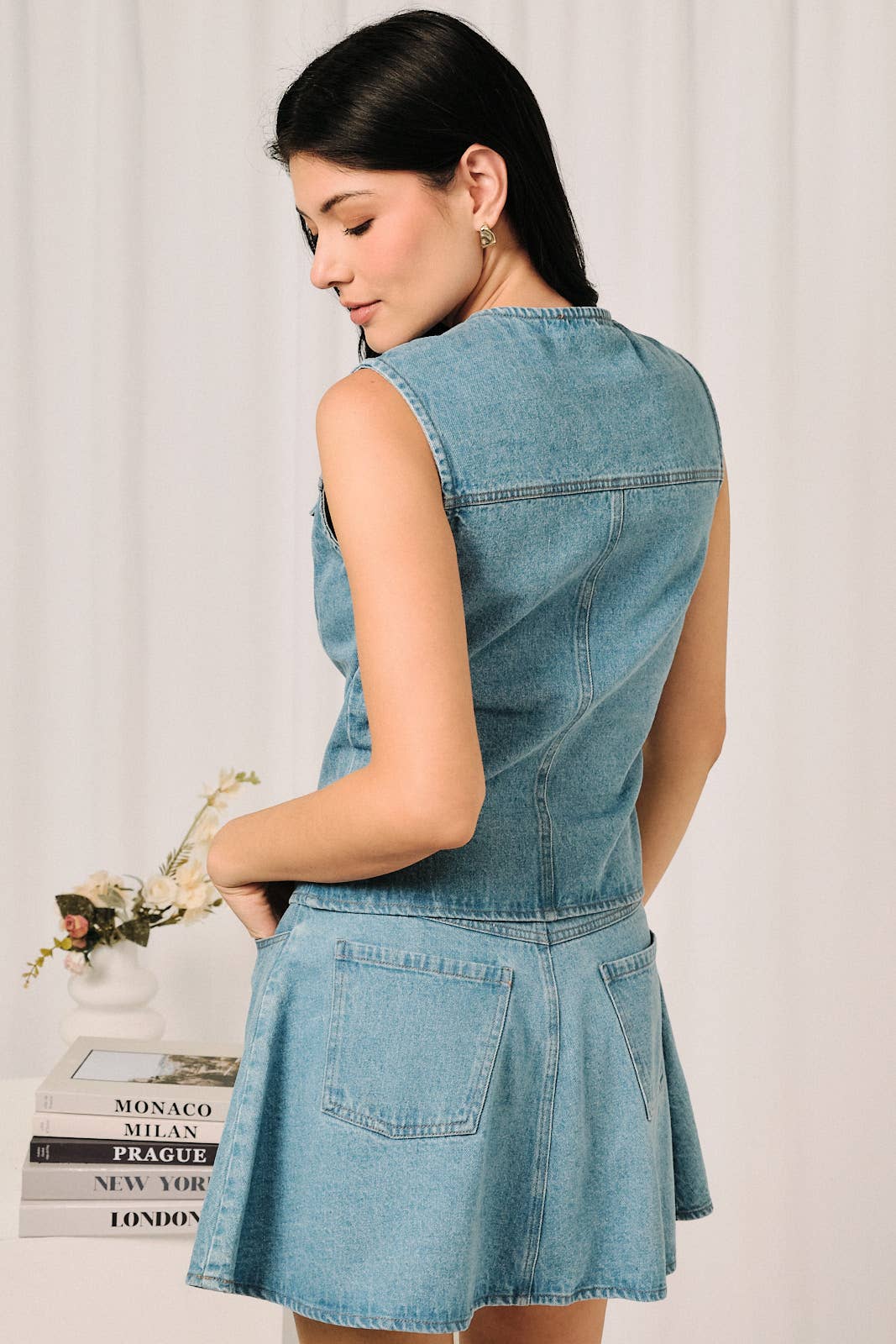 ROUND NECK SLEEVELESS BUTTON DOWN DENIM TOP: DENIM / M