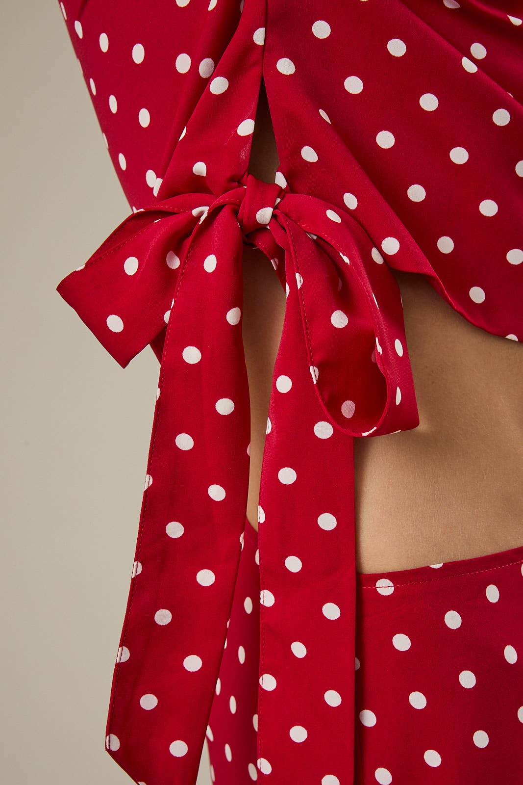 Hannah OFF SHOULDER SIDE TIE POLKA DOT TOP: WHITE-BLACK DOT / L