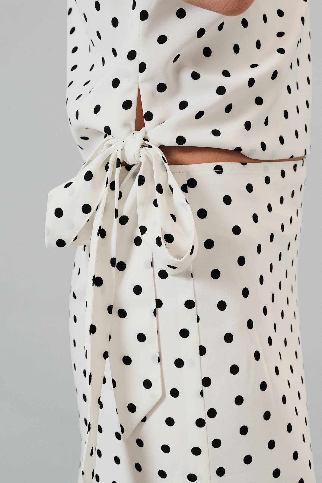 Hannah OFF SHOULDER SIDE TIE POLKA DOT TOP: WHITE-BLACK DOT / S
